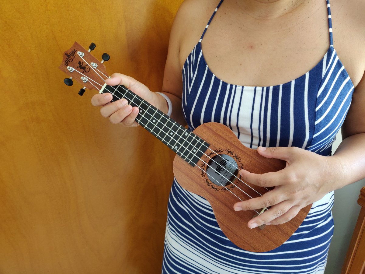 How to play the ukulele when you are left-handed? - upaupatahiti