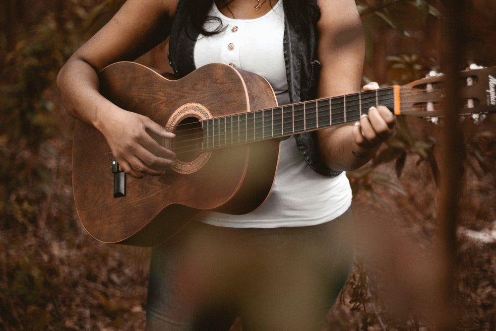 Mareva GALANTER, chante et joue du ukulele - upaupatahiti