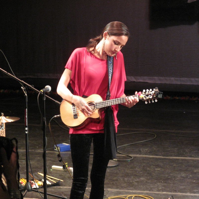 Taimane Gardner et le ukulele